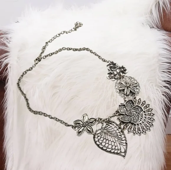 .🎄10/$20. Premier Designs ~ Gun Metal Gray Botanical Flower Plant  Necklace - Picture 2 of 6